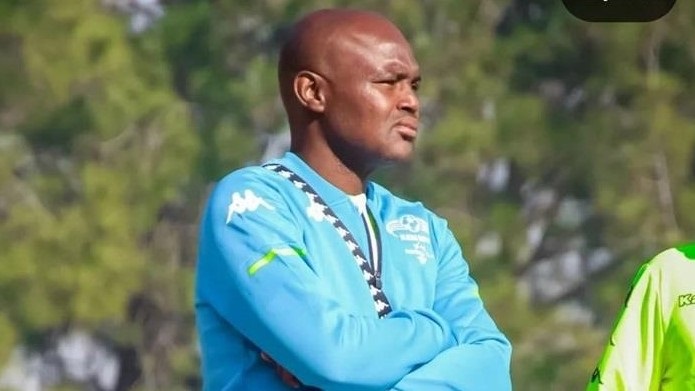 Ex-Orlando Pirates player Thulasizwe Mbuyane is the coach of Dlalisa Moyeni Football Club.