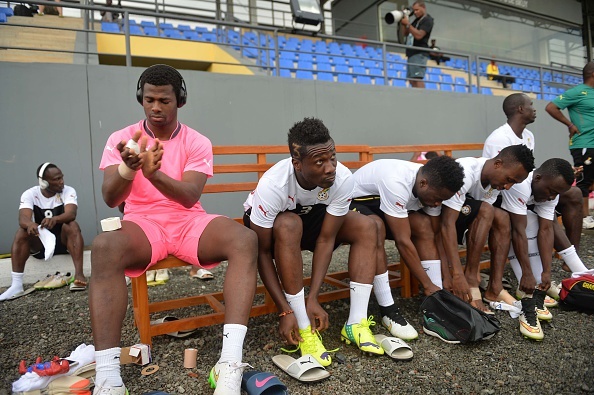 Ghanas Asamoah Gyan (2ndL) and teammates get ready to take part in a training session