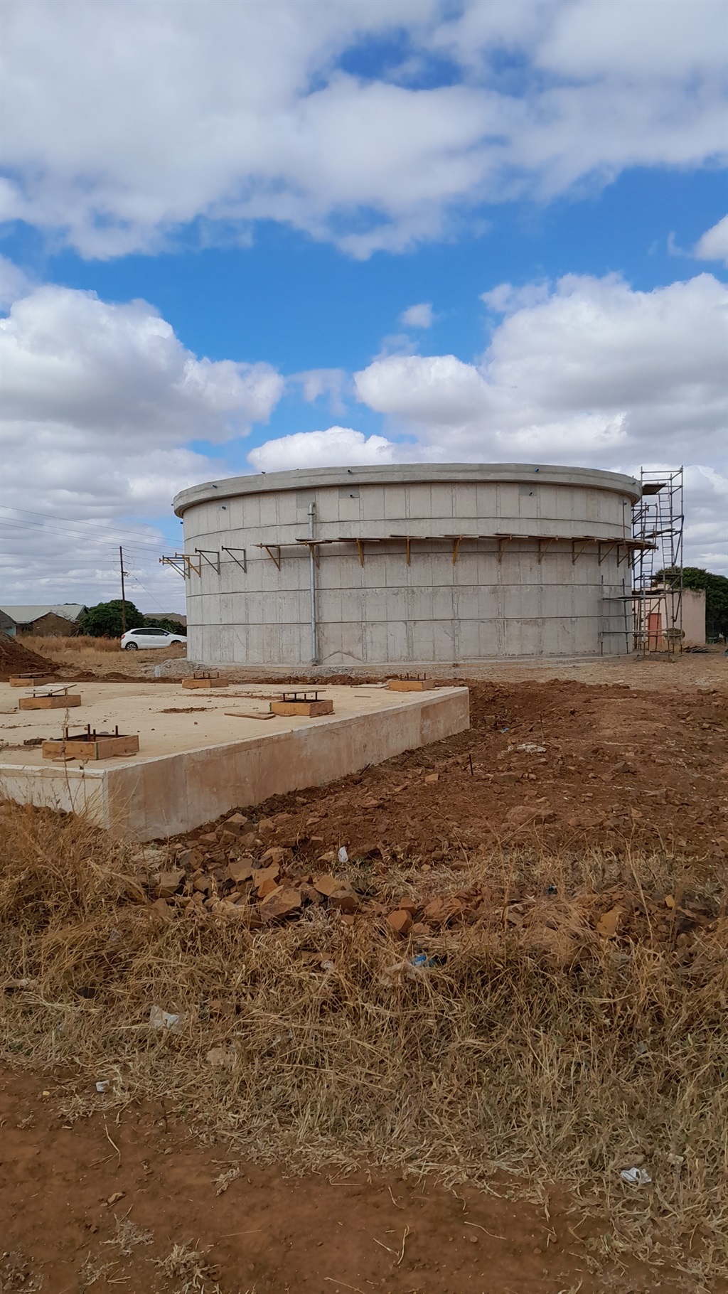 The construction of new reticulation tank to replace the old one in Jim Jones near Malamulele in Giyani. Photo by Mfundekelwa Mkhulisi. 