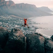 Vlamme keer ultra-atleet ure lank op Tafelberg vas