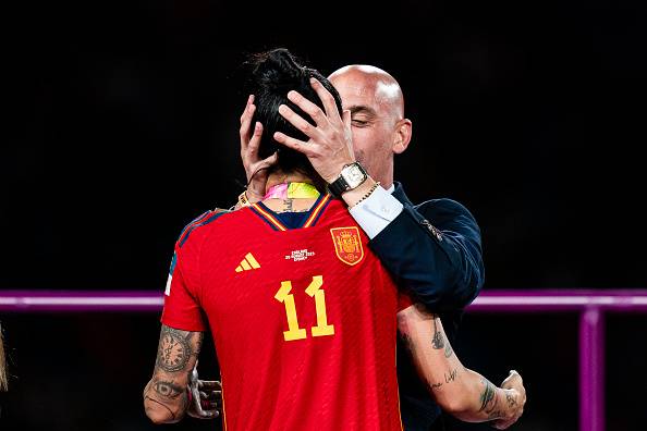 Luis Rubiales kisses Spanish soccer star  Jenni Hermoso on the mouth. Photo: Getty Images