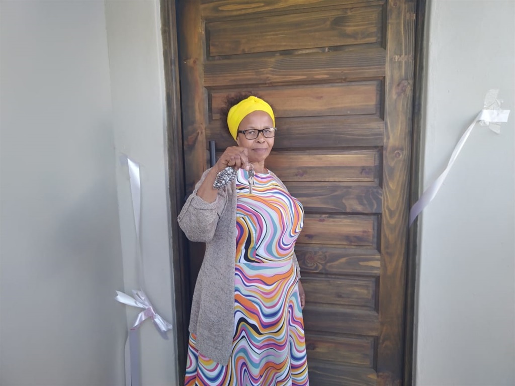 Sibongile Mthalane shows off the keys to her new house. Photo by Xolile Nkosi