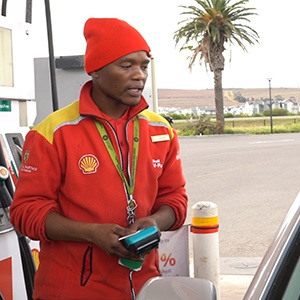 Nkosikho Mbele assists a customer at his station on the N2. (Screengrab)