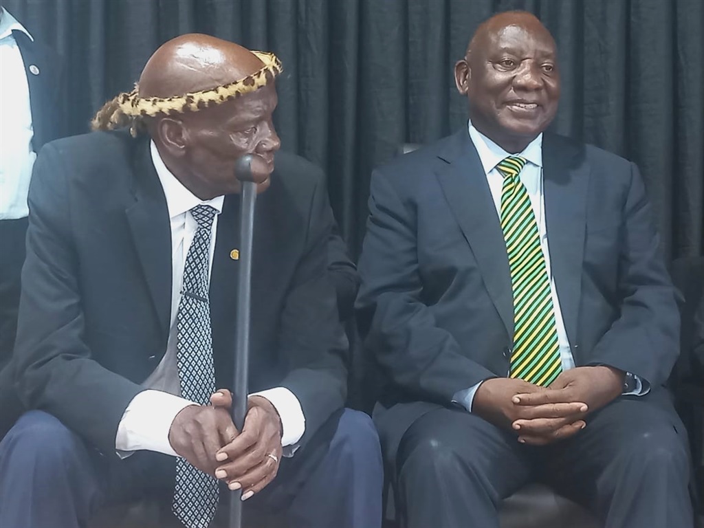 El presidente Cyril Ramaphosa y el rey Ndebele Makhoso