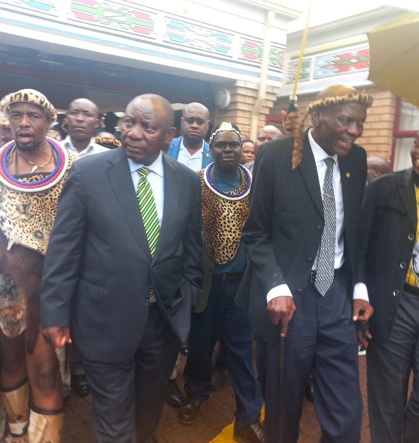 El presidente Cyril Ramaphosa y el rey Ndebele Makhoso