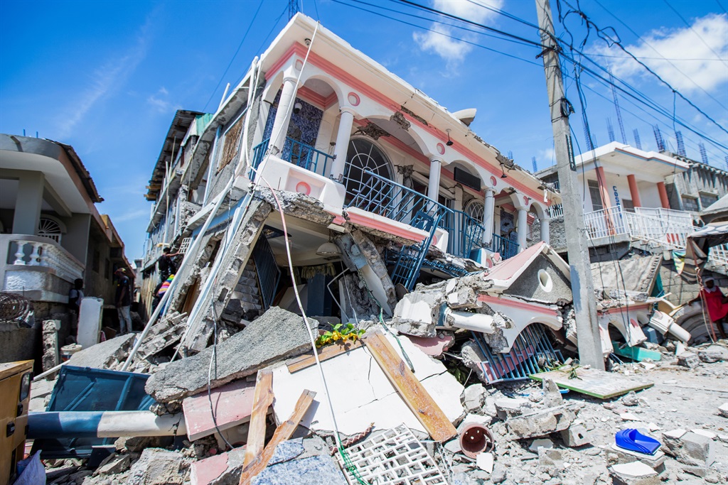 Die huis is een van talle wat in die kragtige aardbewing in Les Cayes, Haïti, vernietig is. Foto: Reuters  