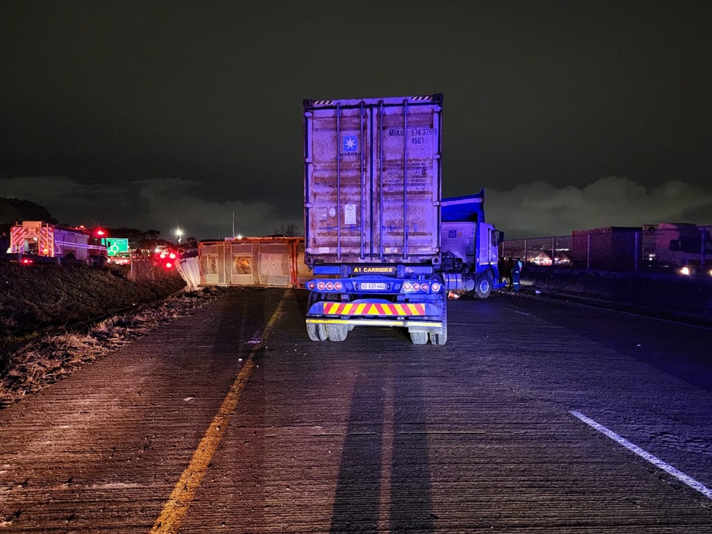 Photo of Pri nehode kamióna v Pietermaritzburgu zahynuli policajt a operátor odťahovej služby