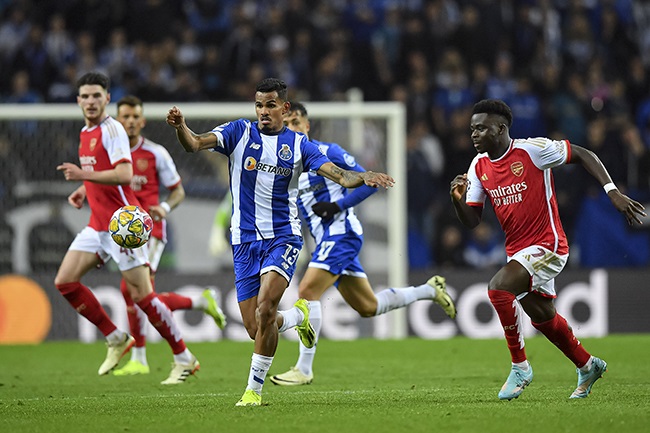 FC Porto's Wenderson Galeno (L) is chased by Bukayo Saka of Arsenal (R) during the Champions League round of 16 first leg match in Porto on 21 February 2024. (Photo by Daniel Castro/Eurasia Sport Images/Getty Images)