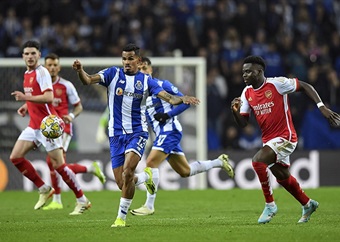Galeno stuns timid Arsenal with late Porto winner, Napoli earn draw against Barca