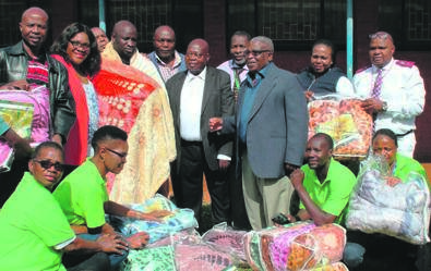Calvin Mutwanamba (third from left, back) with hospital staff and members of the Mphaphuli royal house during the blanket donation.                 Photo by Armando Chikhudo