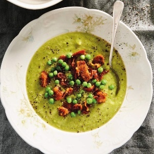 Pea soup with spicy bacon