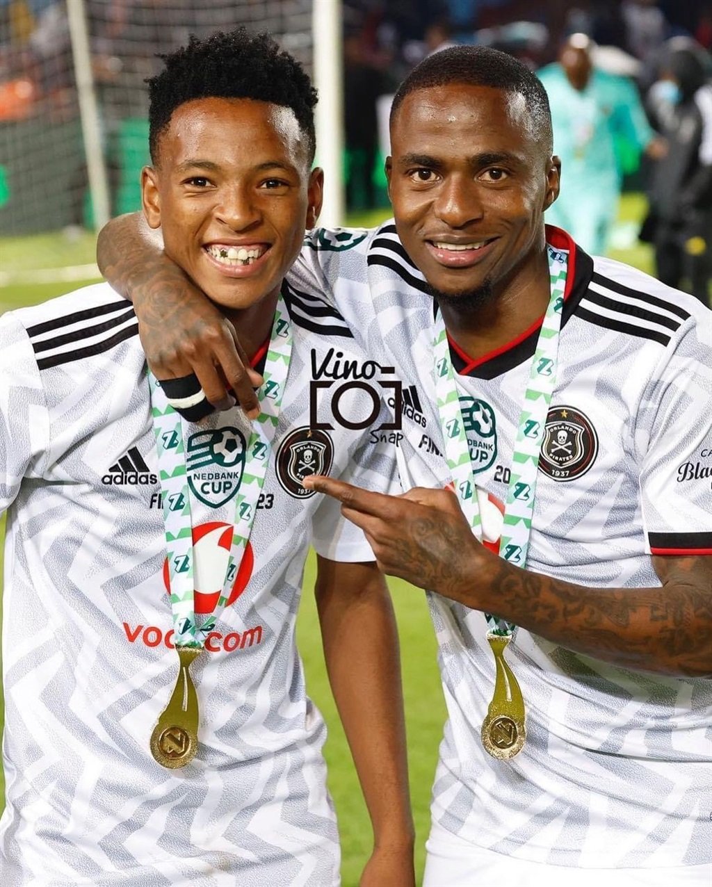 After an enthralling draw between Mamelodi Sundowns and Orlando Pirates, Relebohile Mofokeng's moment with Thembinkosi Lorch caught the attention of many fans.
