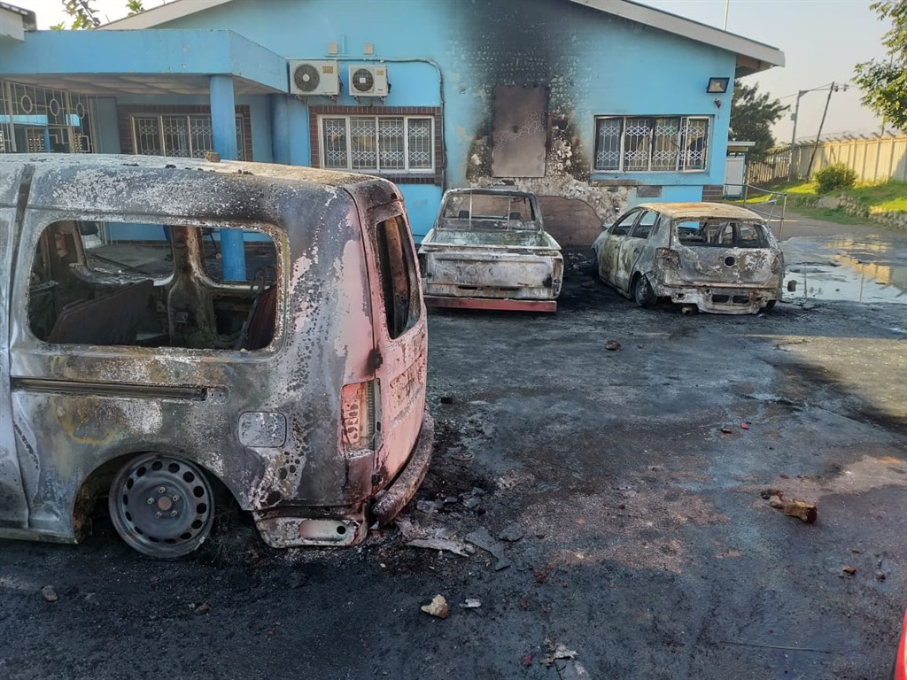 Lamontville municipal building and cars burnt by protestors  (Supplied: SAPS)