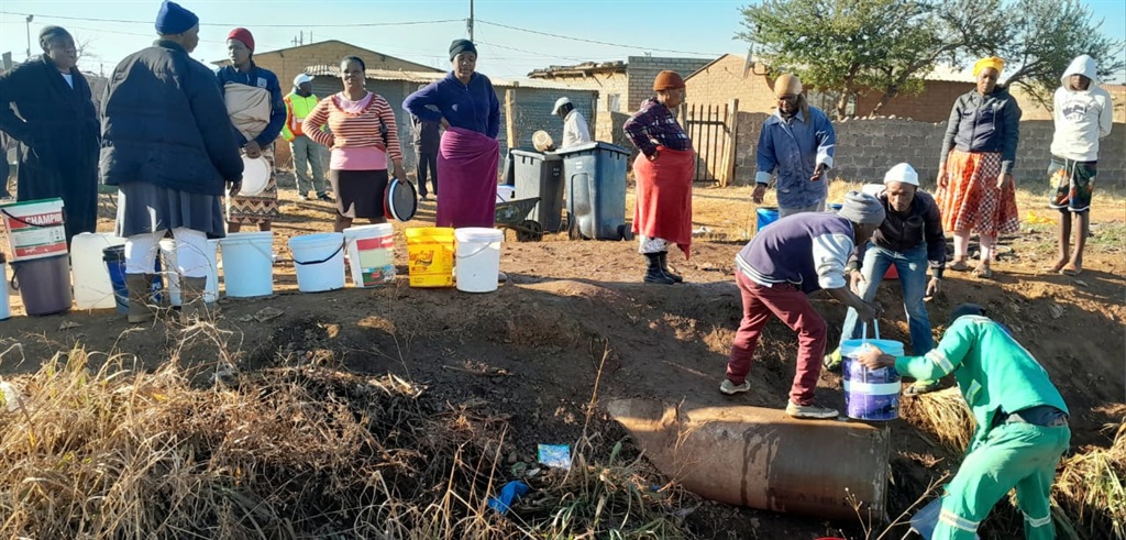 Orange Farm residents have been without water for four weeks. Photo by Tumelo Mofokeng