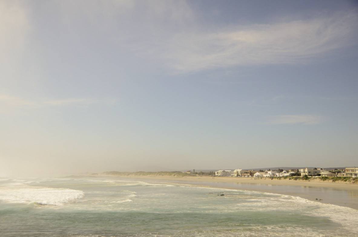 Op Yzerfontein se hoofstrand kan jy jou strandsambreel ver van jou buurman in die sand plant – die strand strek vir myle teen die kus op.