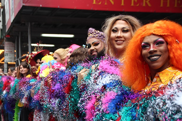 Drag Queens unroll a rainbow feather boa on Times Square. (Photo: Christina Horsten/picture alliance via Getty Images)