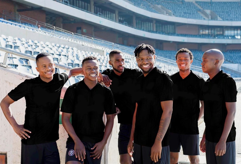Orlando Pirates new boys Kabelo Dlamini, Bongani Sam, Fortune Makaringe, Siphesihle Ndlovu, Tebogo Tlolane and Tshegofatso Mabasa.
Photo: Twitter
