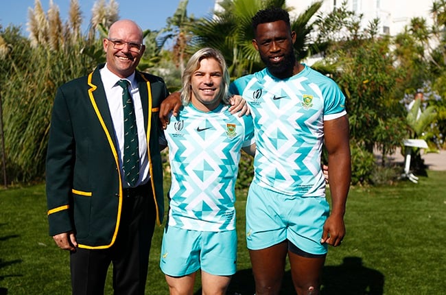 Springbok coach Jacques Nienaber and captain Siya Kolisi with Faf de Klerk in the Springboks' change strip they wore against Scotland in their opening Rugby World Cup game on 10 September. They'll be in their all-white strip for the Ireland game on 23 September.