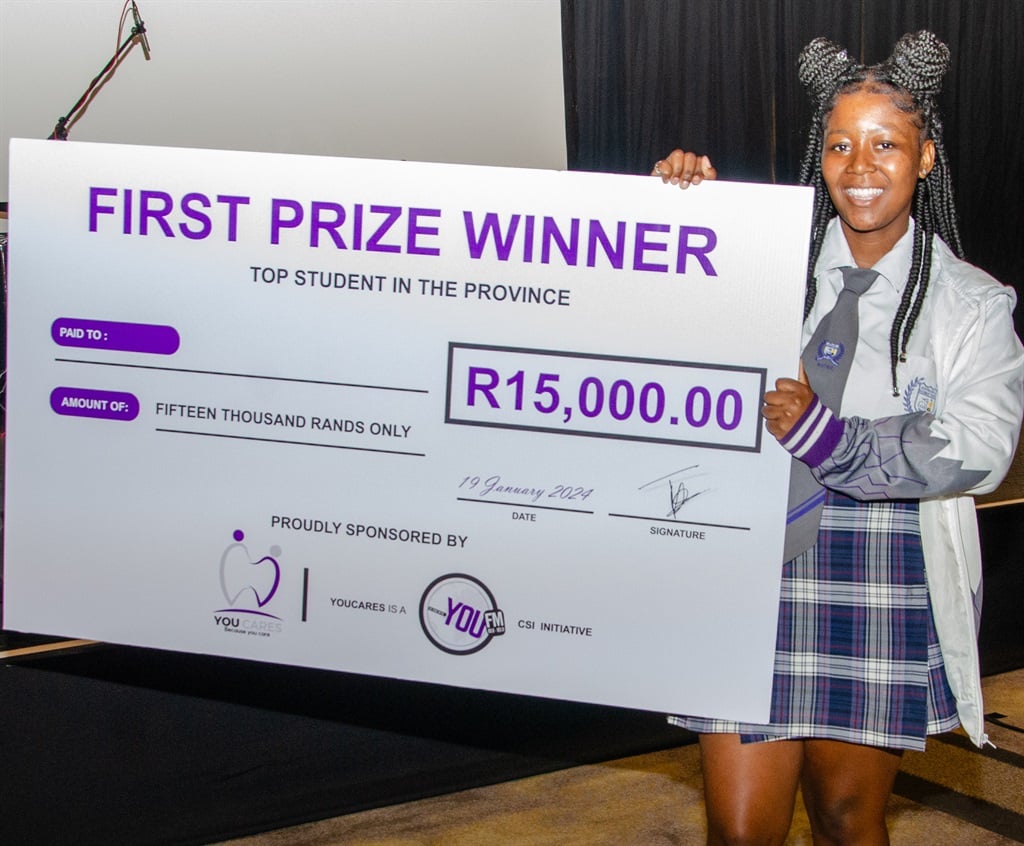 Nompumelelo Menyatso holds a cheque for R15 000. Photo by Rapula Mancai 