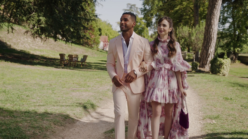 (L to R) Lucien Laviscount as Alfie, Lily Collins as Emily in Emily in Paris.