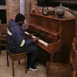 Joseph Muanda plays the piano at the Rustique Hotel in Middelburg. (Screengrab)