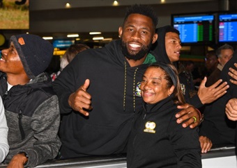 WATCH | Springbok welcome! Kolisi first to greet Ellis home from historic World Cup