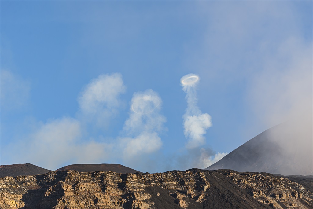 Etna blows smoke ring - camelot-forum.co.uk