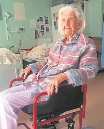 Dulcie Rathbone (101) received a new wheelchair from HOOP, a Bok Radio community organisation.
