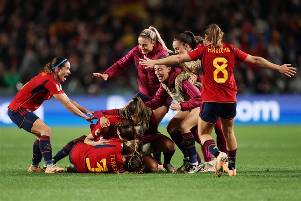 <p><strong><span style="text-decoration:underline;">RESULT</span></strong></p><p><strong>Spain 2-1 Sweden</strong></p><p>The game started on an even keel as the teams felt each other out without really threatening the goals. Spain then began to take control, enjoying more of the ball possession and threatening Sweden's attacking third, with reigning Best FIFA Women's Player Alexia Putellas particularly impressing, but they still struggled to find the back of the net.&nbsp;</p><p>The Swedes finally got their first real chance of the match when Fridolina Rolfo connected sweetly with a cross in the 42nd minute, only for La Roja stopper Cata Coll to parry the ball to safety, with the teams unable to break the deadlock before half-time.</p><p>The two European nations continued to exchange blows in the second half, with Spain going close in the 70th minute when Alba Redondo poked just wide after good work from substitute Salma Paralluelo.</p><p>The game then really sprung to life, and it was Paralluelo, who scored Spain's extra-time winner against the Netherlands in the quarter-finals, who once again produced the goods for La Roja, the electric 19-year-old slotting the ball past Zecira Musovic in the 81st minute with her weaker foot.</p><p>The match was turned on its head in the 88th minute, though, when Sweden hit back, Rebecka Blomqvist drawing her side level following a cross into the box.</p><p>In an exciting finale, however, the Spaniards responded instantly, with Olga Carmona scoring off the crossbar with a delightful strike from just outside Sweden's box in the 89th minute.</p><p>The Swedes were unable to produce another response in the seven minutes of injury time that followed, with La Roja now making their way to their first-ever World Cup final, which will be held in Sydney on Sunday.</p>