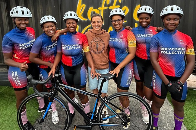 Ashleigh Moolman-Pasio with the young women from Khaltsha Cycles