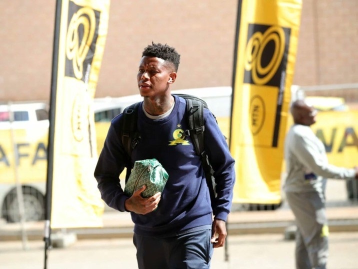 Fans and spectators have called for Mamelodi Sundowns midfielder Bongani Zungu to issue a public apology.