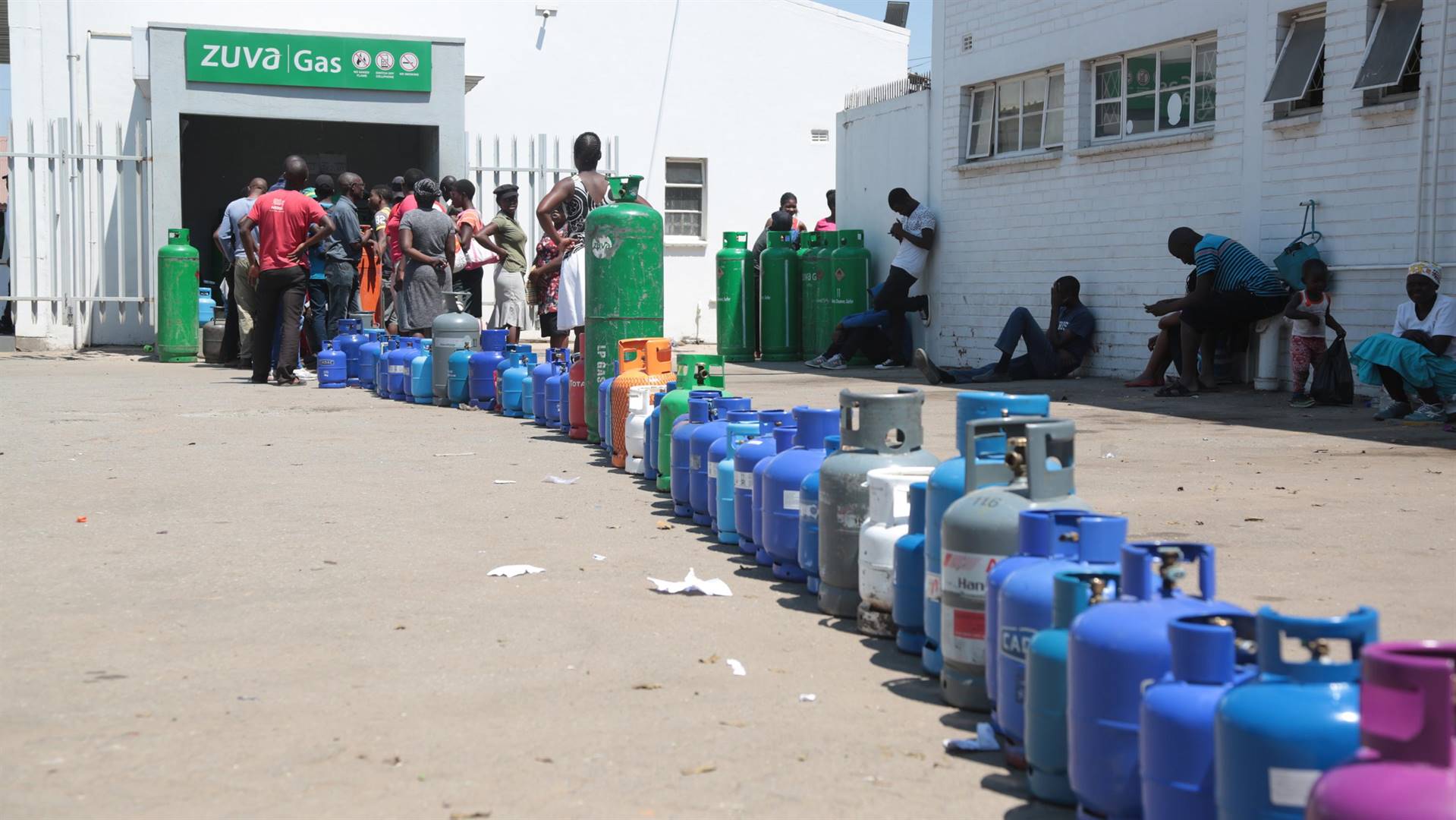 Zimbabweans struggling to cope with extended load shedding are turning to alternative energy sources such as gas