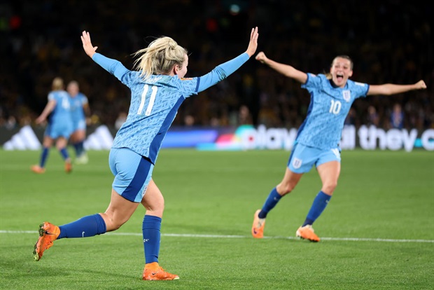 <p><strong><span style="text-decoration:underline;">RESULT</span></strong></p><p><strong>Australia 1-3 England</strong></p><p>It was a fast start to this semi-final tie as the Matildas had their first chance to score in the seventh minute when Sam Kerr was put through to score, but the offside flag was raised. </p><p>Two minutes later, the European champions responded, going close through Georgia Stanway, but her shot was saved by Mackenzie Arnold to keep the score level.</p><p>The two teams continued to trade blows in similar fashion until England broke the deadlock in the 36th minute, with No. 10 Ella Toone lashing in with a sumptuous first-time strike following a pull-back from the byline. </p><p>With no further goals in the first 45 minutes, England went into the break with the advantage.</p><p>After half-time, though, Australia fought back hard, and their pressure eventually told in the 63rd minute when Chelsea's Sam Kerr picked the ball up on the halfway line, drove forward and unleashed a sensational strike to beat Mary Earps and equalise for the tournament co-hosts.</p><p>Their happiness would be short-lived, however, when Lauren Hemp capitalised on indecision in Australia's defence to slot the ball past Arnold in the 71st minute and restore the Lionesses' lead.</p><p>Alessia Russo then sealed the deal for the European champions following a delightful through-ball from Hemp in the 86th minute, to send the Matildas and home and the Lionesses to the final in Sydney on Sunday.&nbsp;</p>