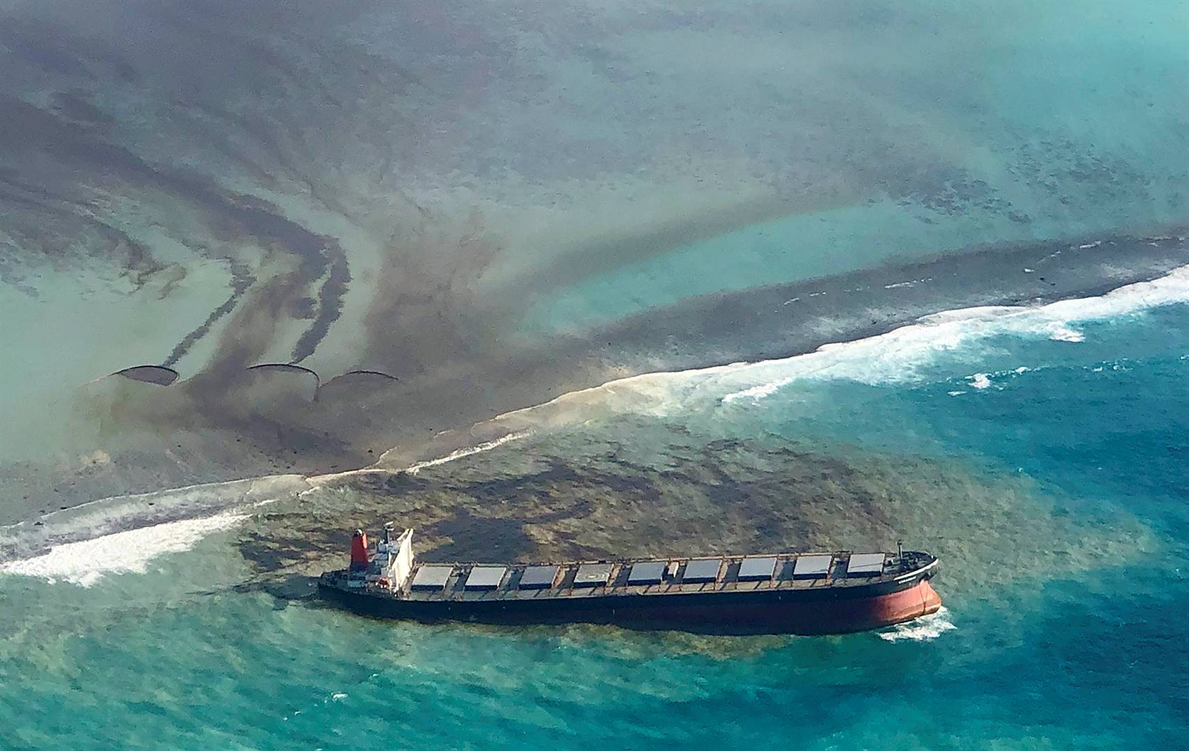 Olie lek uit die MV Wakashio, die vragskip wat Vrydag ’n rif getref het aan die suidoostelike kus van Mauritius.  Foto: AP