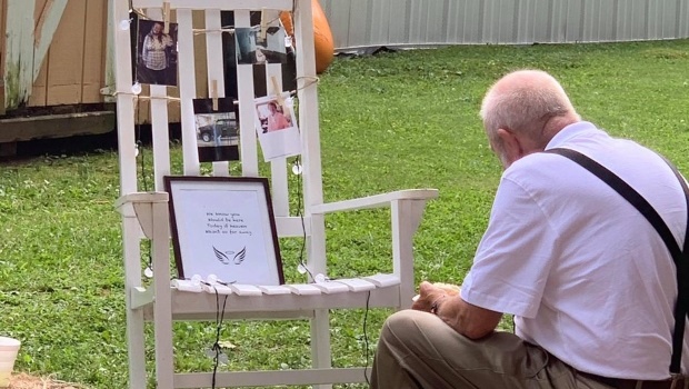 Touching photo shows grandpa eating next to memorial for late wife at ...