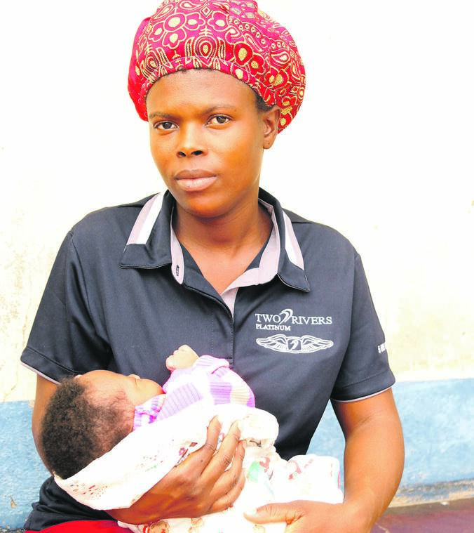 Cynthia Khoza is scared her new baby’s shoulder may not heal well. Photo by Thokozile Mnguni