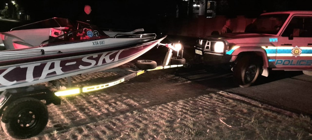 Police remove the boat which capsized in the Vaal River. Photo by Tumelo Mofokeng