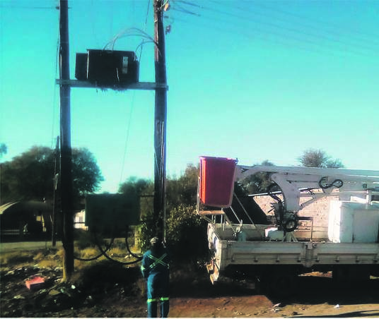 Sol Plaatje municipal workers disconnecting izinyoka cables.
