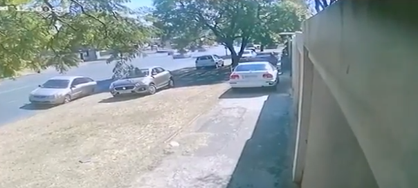 Joburg mom fights off robber outside child's school