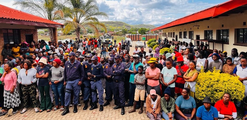 Residents and the police during a community meeting in Vyeboom, Limpopo. 