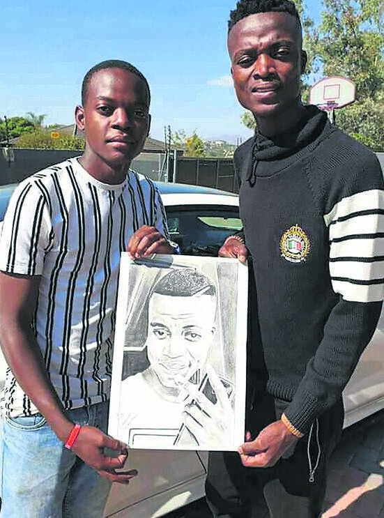 Emmanuel Morema and King Monada show off the singer’s portrait. 