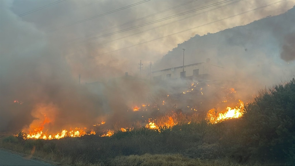 The Cape Winelands District Municipality has deployed firefighting crews to extinguish a blaze on Paarl Mountain. 