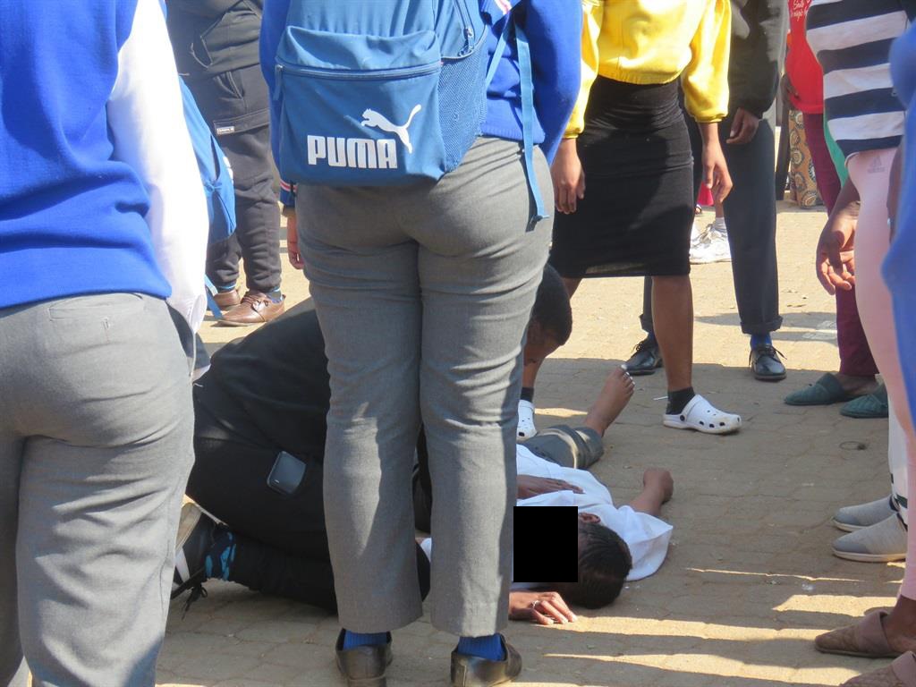 Pupils were collapsing at Tsakane Secondary School. Photo by Ntebatse Masipa