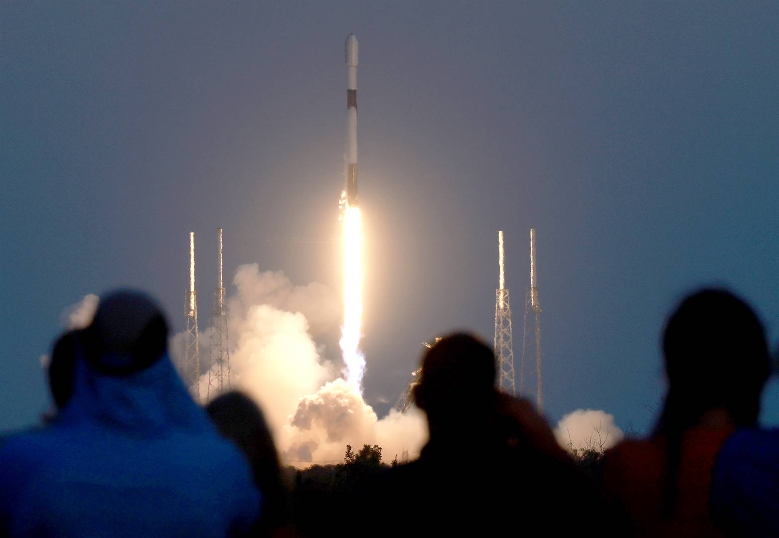 Specators watch SpaceX Falcon 9 rocket launch in Florida.  Photo: JOE RAEDLE/GETTY IMAGES