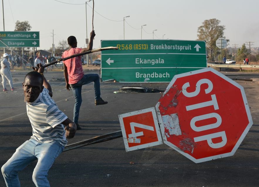 Ekangala residents near Bronkhorstspruit block roads during their three-day protest. Photo by Morapedi Mashashe