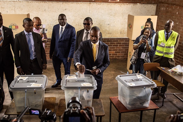 Opposition leader for the Citizens Coalition for Change (CCC) Nelson Chamisa (C) casts his ballot at a polling station during the presidential and legislative elections in Harare, on 23 August 2023. (Photo: John Wessels/AFP)