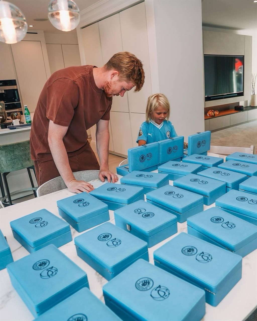 Kevin De Bruyne has handed out 26 specially commis