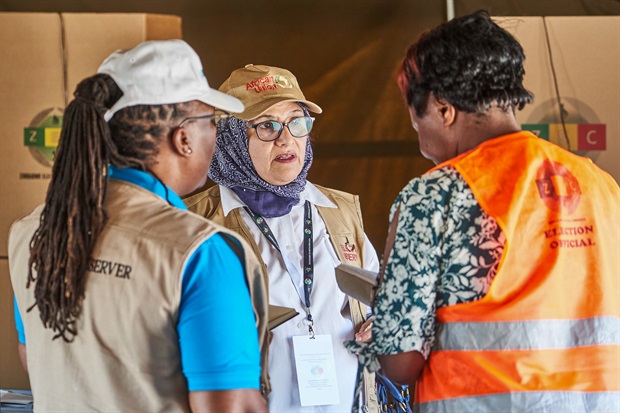 Members of the African Union Election Observation Mission talk to a Zimbabwe Electoral Commission (ZEC) official at a polling station in Bulawayo Zimbabwe on 23 August 2023.&nbsp;(Photo: Zinyange Auntony / AFP)