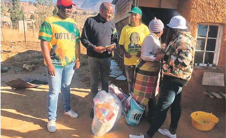 The former Maluti-a-Phofung mayor, Vusi Tshabalala hands out food parcels and blankets to QwaQwa residents