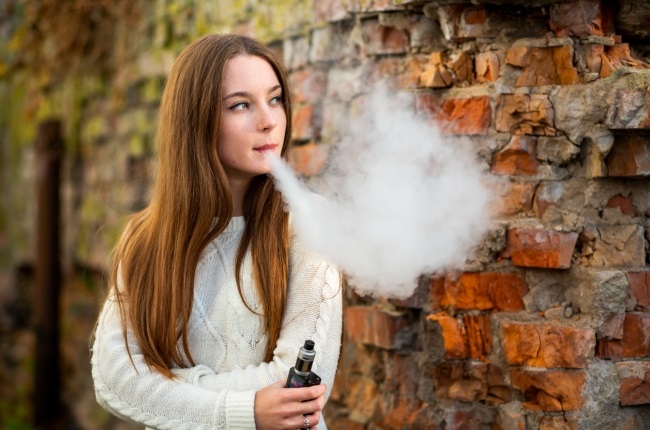 Vaping is on the rise among SA teens and doctors are concerned. (PHOTO: Getty Images/Gallo Images)